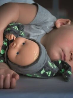 Poupée Babipouce Brille Dans La Nuit COROLLE Gris Fonce Uni Avec Decor - Corolle -Magasin De Jouets poupee babipouce brille dans la nuit corolle 4